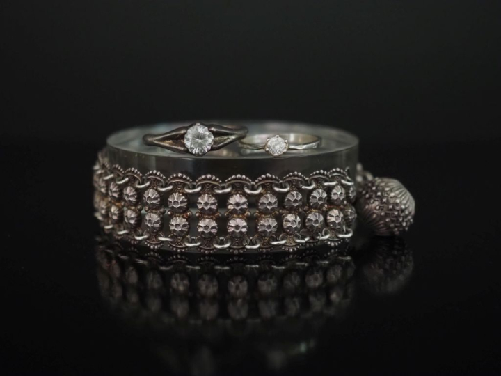 Ensemble comprenant :  - une bague de forme solitaire en argent, serti