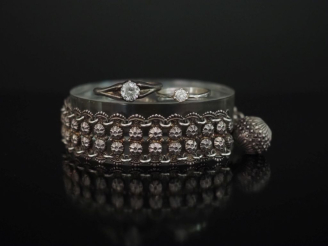 Vente aux enchères Ensemble comprenant :  - une bague de forme solitaire en argent, serti