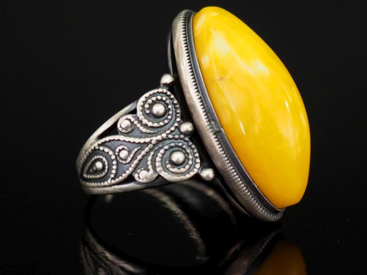 Bague dôme en argent étranger, à décor ajouré d'enroulements et sertie