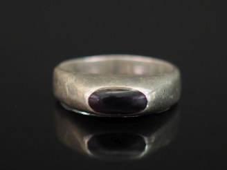 Vente aux enchères Petite bague de forme chevalière en argent et émail noir. TDD. 54 Poid