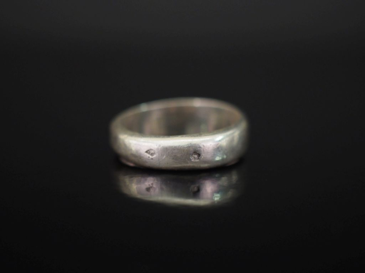 Petite bague de forme chevalière en argent et émail noir. TDD. 54 Poid