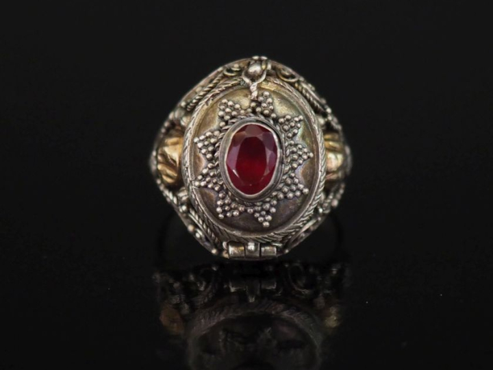 Amusante bague dite "Poison" de style Afrique du Nord en argent, serti