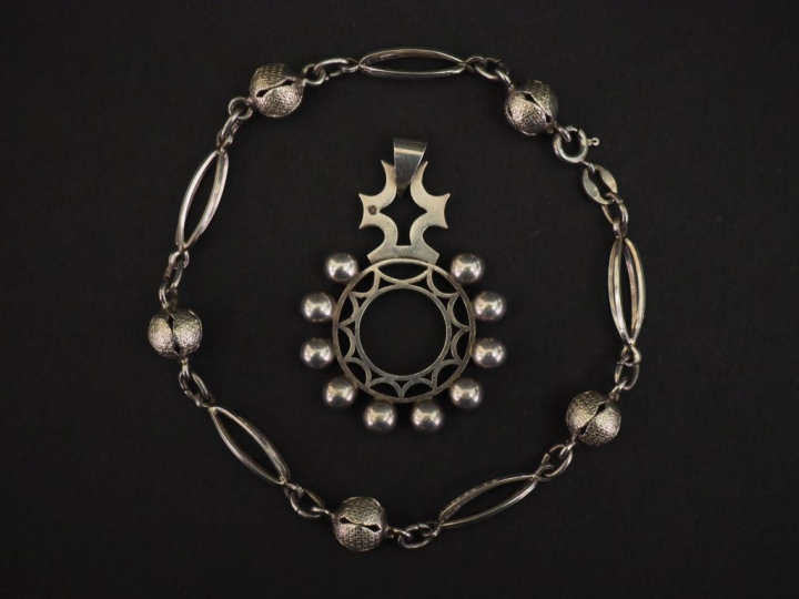 Ensemble comprenant :  - un pendentif formant dizainier en argent. 4 x