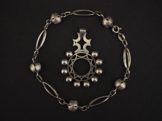 Vente aux enchères Ensemble comprenant :  - un pendentif formant dizainier en argent. 4 x
