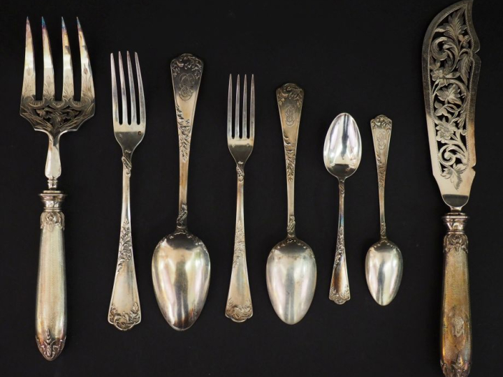 Partie de ménagère de style rocaille en argent 925, poinçon Minerve, m