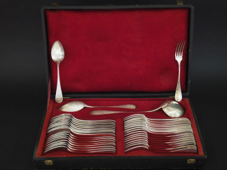 Vente aux enchères Partie de ménagère en argent 925, poinçon Minerve, modèle baguette à m