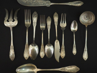 Vente aux enchères Partie de ménagère de style Louis XVI en argent 925, poinçon Minerve, 