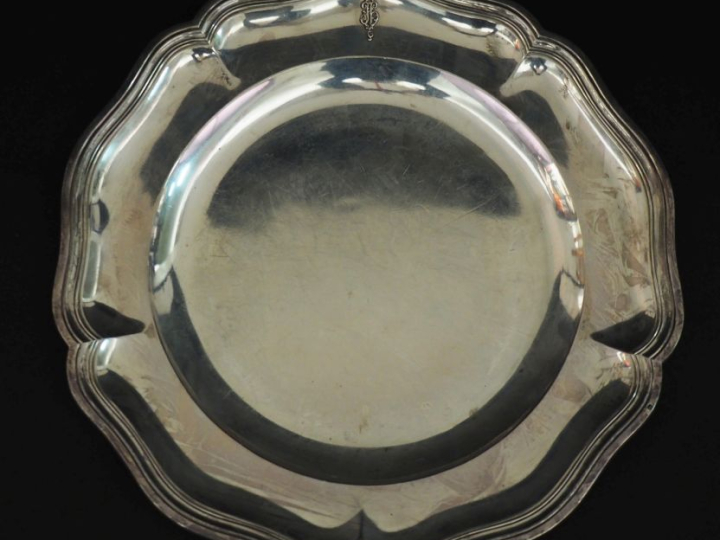 Plat rond de style Louis XV en argent 925, poinçon Minerve, modèle à f