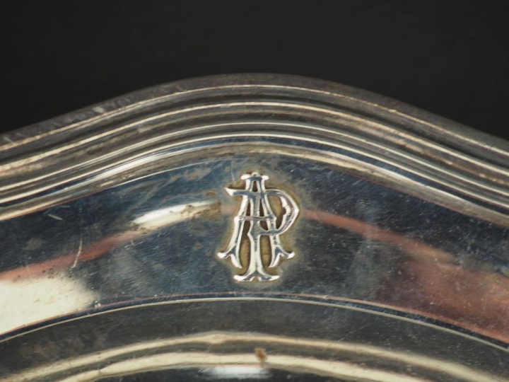 Plat rond creux de style Louis XV en argent 925, poinçon Minerve, modè