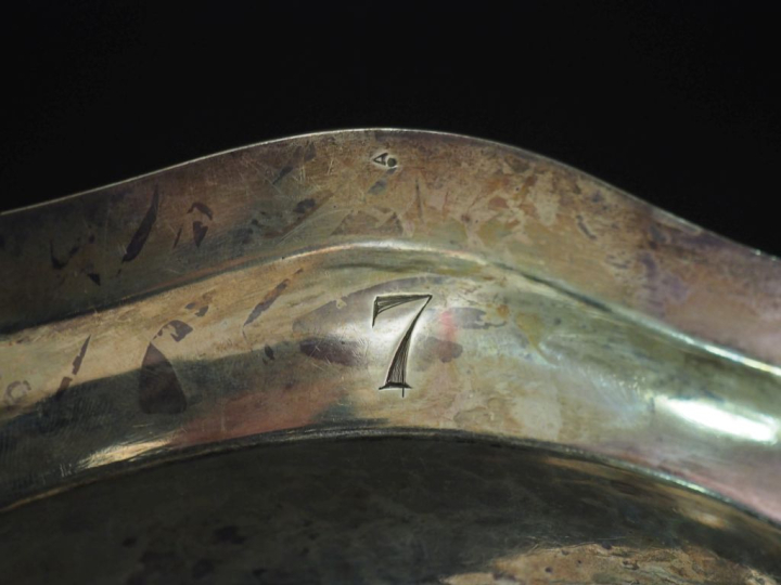 Plat rond creux de style Louis XV en argent 925, poinçon Minerve, modè