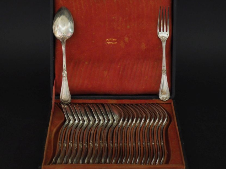Suite de douze grands couverts en argent 925, poinçon Minerve, à décor