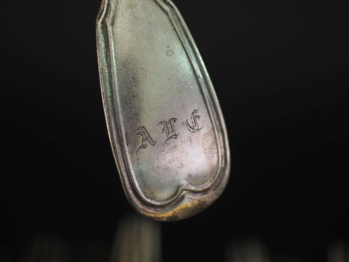 Suite de huit grands couverts en argent 925, poinçon Minerve, modèle à
