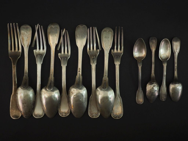 Ensemble comprenant cinq fourchettes, quatre cuillères et quatre petit