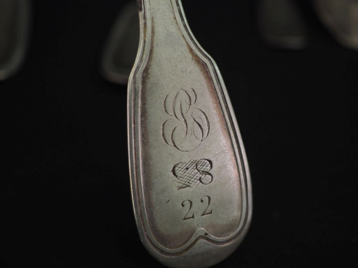 Ensemble comprenant cinq fourchettes, quatre cuillères et quatre petit
