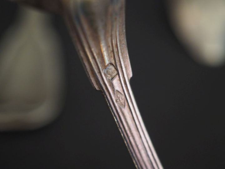 Ensemble comprenant cinq fourchettes, quatre cuillères et quatre petit
