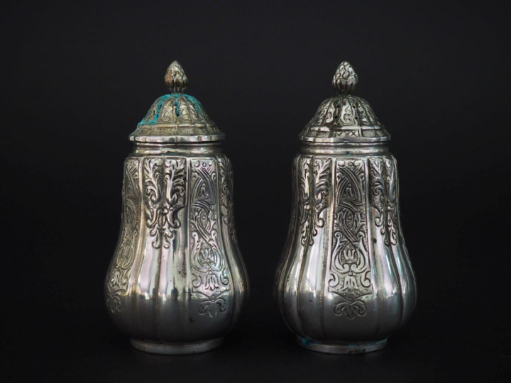 Paire de salerons en argent belge 800, à décor de rinceaux feuillagé. 