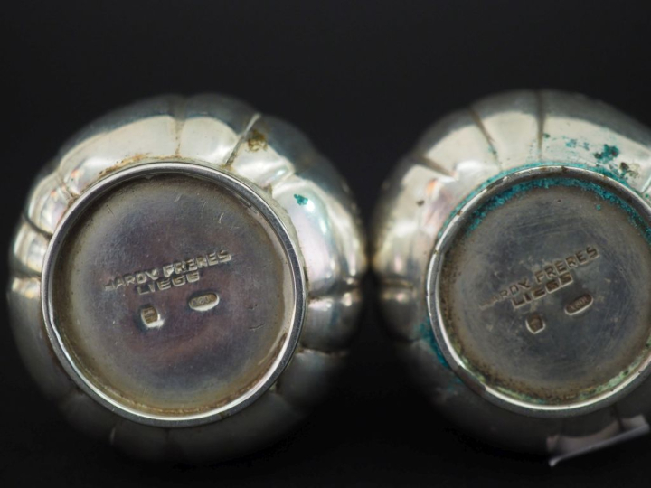 Paire de salerons en argent belge 800, à décor de rinceaux feuillagé. 
