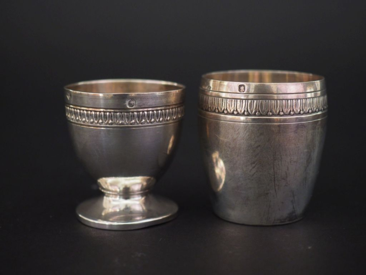 Ensemble comprenant un coquetier et une timbale de style Louis XVI en 