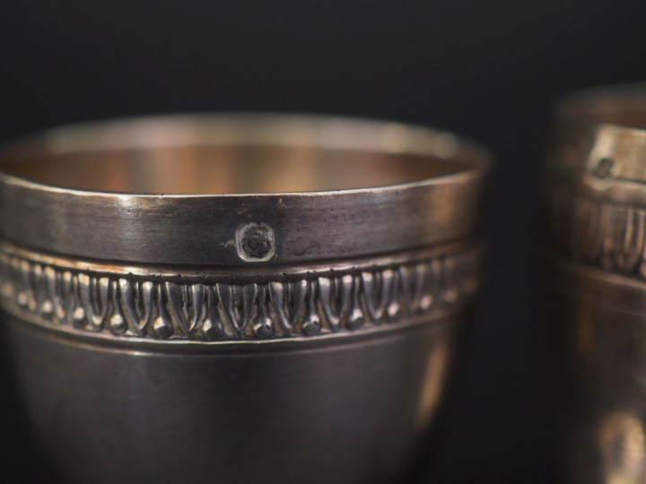 Ensemble comprenant un coquetier et une timbale de style Louis XVI en 