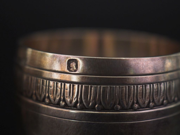 Ensemble comprenant un coquetier et une timbale de style Louis XVI en 