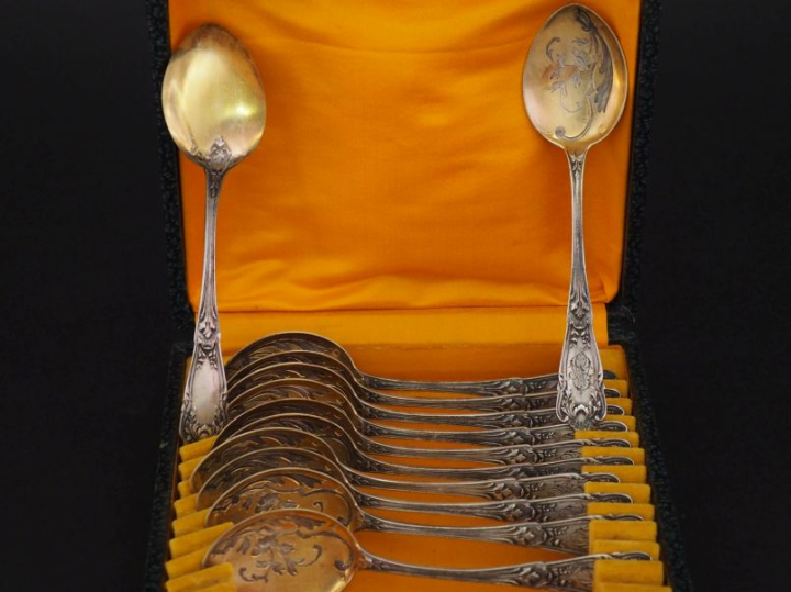 Suite de douze cuillères à glace de style rocaille en argent et vermei