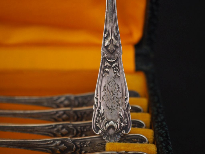 Suite de douze cuillères à glace de style rocaille en argent et vermei