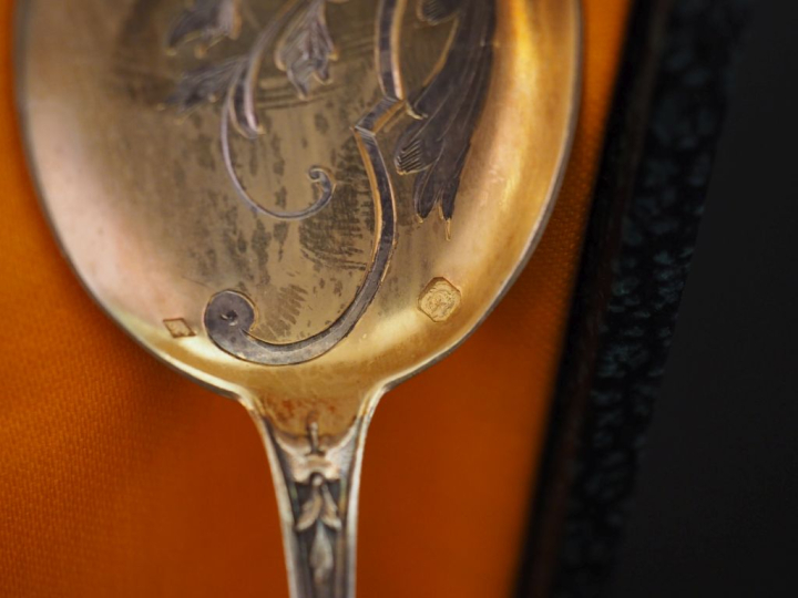 Suite de douze cuillères à glace de style rocaille en argent et vermei
