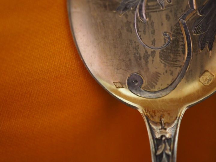 Suite de douze cuillères à glace de style rocaille en argent et vermei