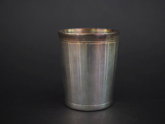 Vente aux enchères Timbale de style Art déco en argent 925, poinçon Minerve, à décor de f