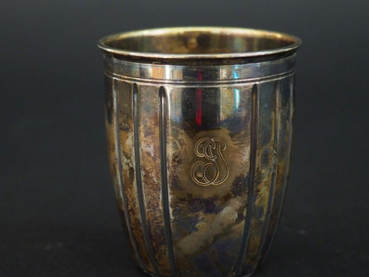 Timbale en argent et vermeil 925, poinçon Minerve, à décor de cannelur
