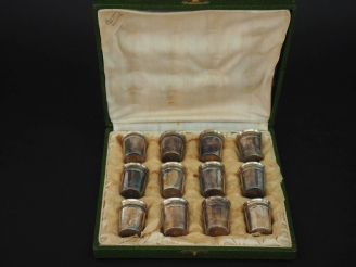 Vente aux enchères Suite de douze verres à liqueur de style Louis XVI en argent 925, poin