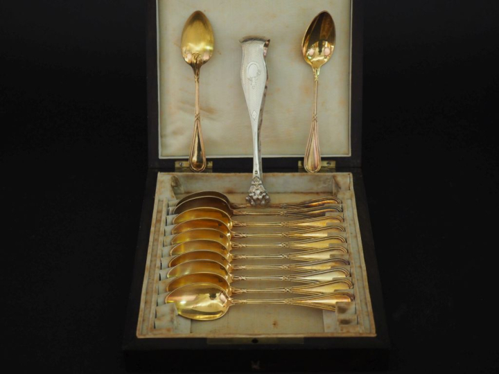 Suite de douze cuillères à thé de style Louis XVI en vermeil 925, poin