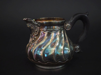 Vente aux enchères Pot à lait Napoléon III de style Louis XV en argent 925, poinçon Miner