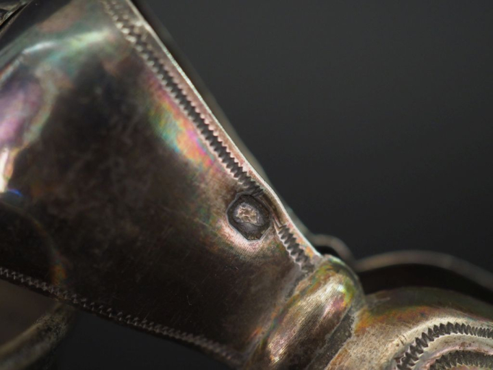 Ensemble comprenant :  - une pince à sucre Restauration en argent 950,