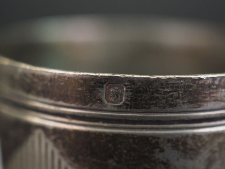 Ensemble comprenant :  - une pince à sucre Restauration en argent 950,