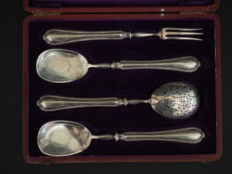 Vente aux enchères Nécessaire à douceur quatre pièces de style Louis XVI en argent et arg