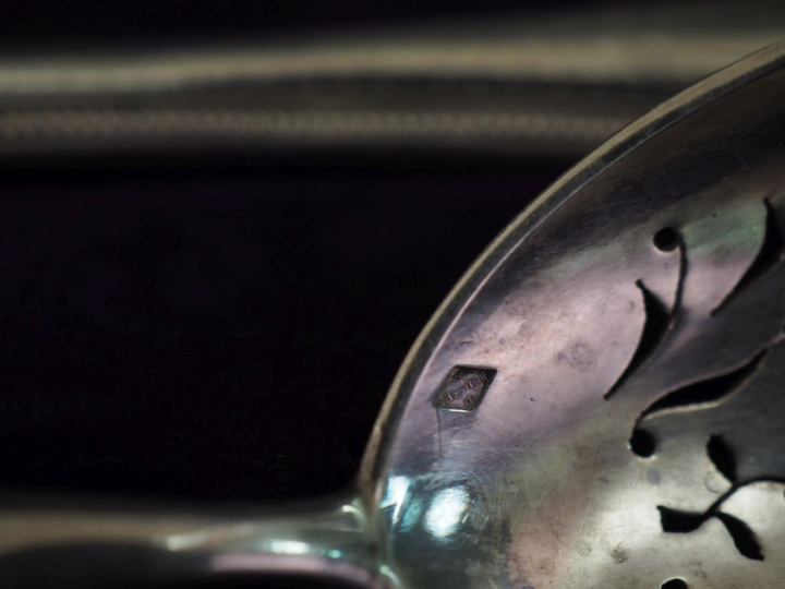 Nécessaire à douceur quatre pièces de style Louis XVI en argent et arg