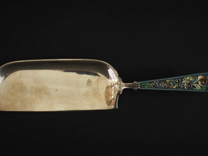 Pelle de table en argent étranger et émail polychrome, à décor de rinc
