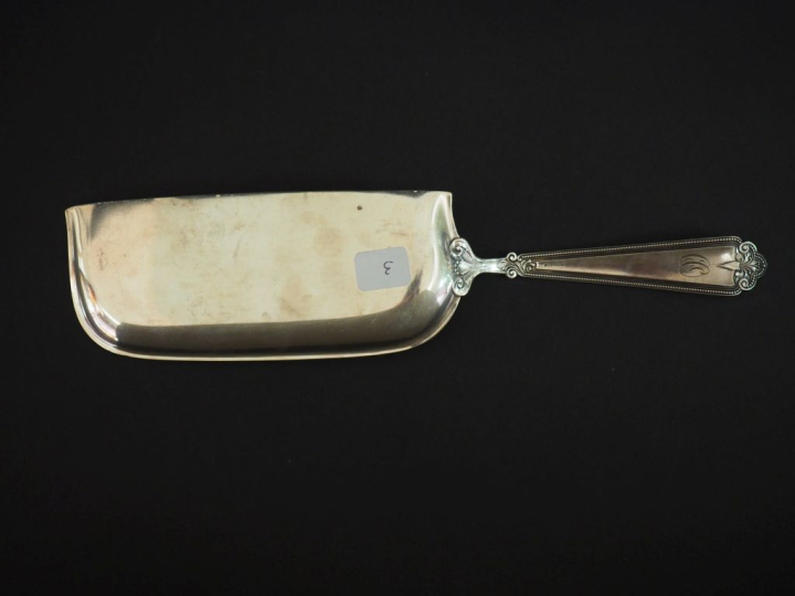 Pelle de table en argent étranger et émail polychrome, à décor de rinc