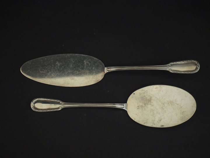 Ensemble comprenant une pelle à glace et une pelle à tarte en argent 9