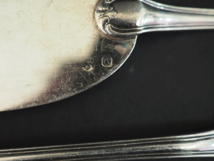 Ensemble comprenant une pelle à glace et une pelle à tarte en argent 9