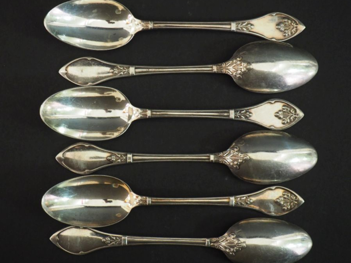 Suite de six petites cuillères en argent 925, poinçon Minerve, à décor