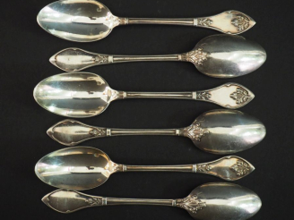 Vente aux enchères Suite de six petites cuillères en argent 925, poinçon Minerve, à décor