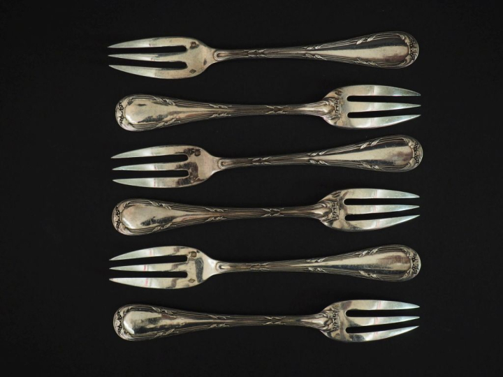 Suite de six fourchettes à dessert en argent 925, poinçon Minerve, mod