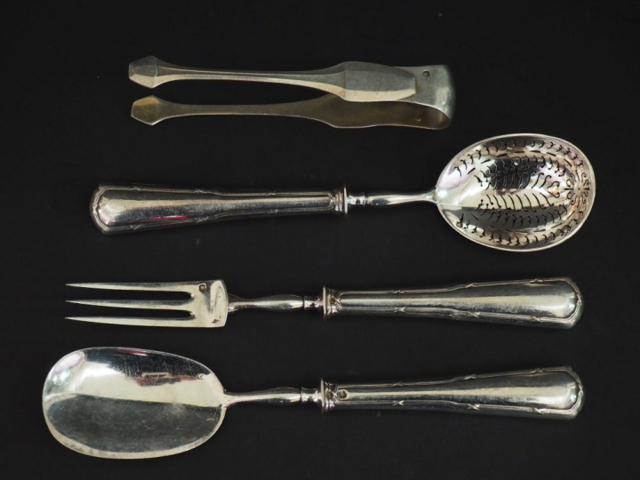 Ensemble comprenant :  - une pince à sucre de style Art déco en argent
