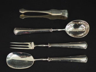 Vente aux enchères Ensemble comprenant :  - une pince à sucre de style Art déco en argent