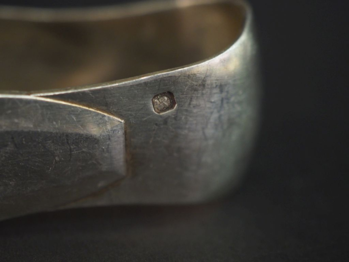 Ensemble comprenant :  - une pince à sucre de style Art déco en argent
