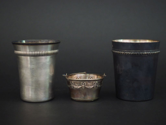 Vente aux enchères Ensemble comprenant :  - une timbale en argent lisse 925, poinçon Mine