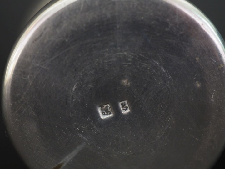 Ensemble comprenant :  - une timbale en argent lisse 925, poinçon Mine