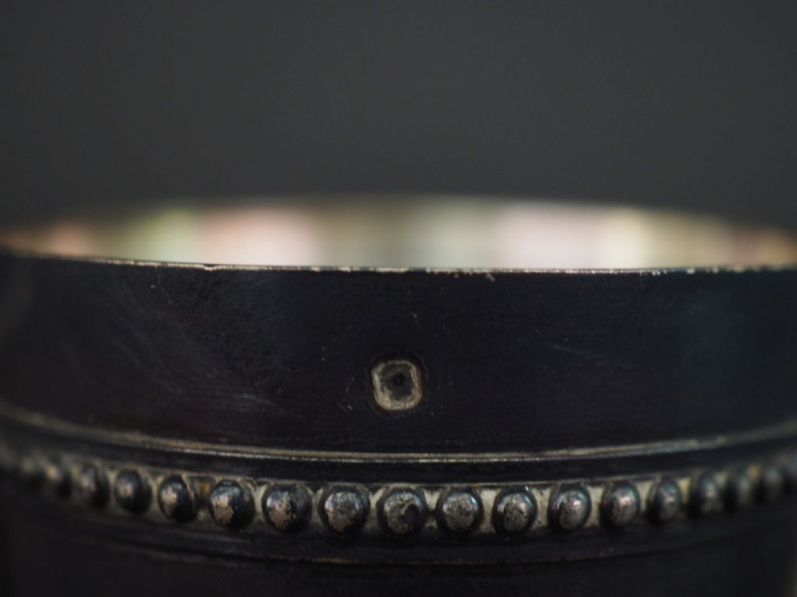 Ensemble comprenant :  - une timbale en argent lisse 925, poinçon Mine